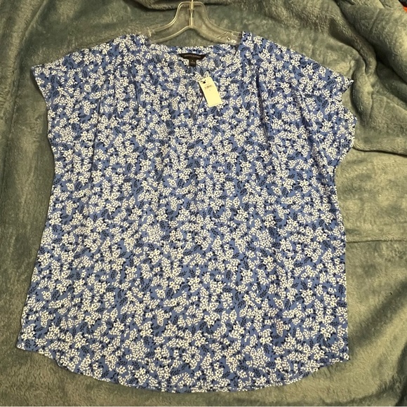 Banana Republic Blue Floral Flutter Sleeve Blouse – V-Neck, Size L, NWT - Picture 5 of 7